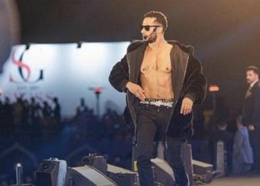 محمد رمضان يقبل يد فتاة بحفله في العراق