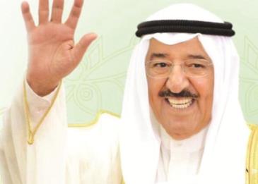 فيديو يرصد توزيع شاب الحلوى بالحرم المكي احتفالًا بعودة أمير الكويت إلى بلاده