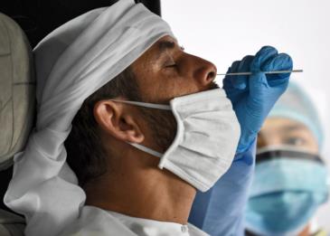 أبوظبي تلزم الراغبين في دخول الإمارة بضرورة إبراز نتيجة سلبية لفحص "PCR"