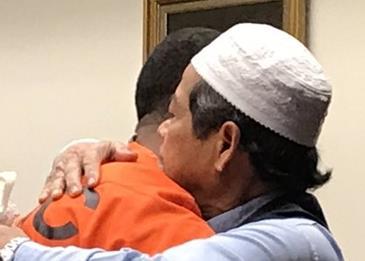 أب يواجه قاتل ابنه للمرة الأولى... ردة فعله ستصدمكم وتبكيكم!