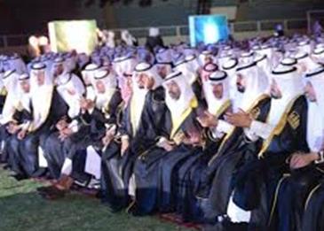 أم تقلّد ابنها خوذة التخرج بجامعة الملك خالد!