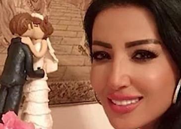 سمية الخشاب تنشر بالخطأ صورة من زواج سري سابق