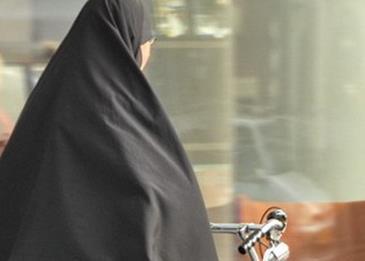 فتاة تقود دراجة هوائية في شارع عام بالمملكة!