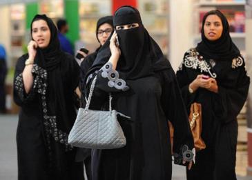 السعودية تلغي إلزام المرأة باصطحاب محرم في الفنادق