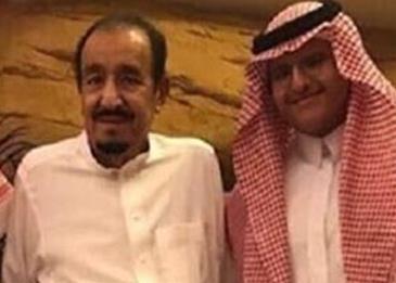 حفيدا خادم الحرمين الشريفين يلتقطان صورة عفوية معه
