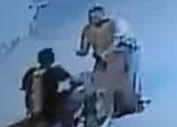شاب يتصدى لدباب بطريقة غريبة!
