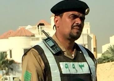 بعد إيقافه بالقوة في الرياض ... شخص يلاحق رجل مرور بساطور