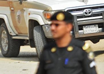القبض على عمالة تصنع المعسل من نشارة الخشب والجبس