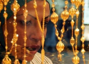 بعد شكاوى من بائعين سعوديين وسعوديات ... العمل تتوعد محالات الذهب بالملاحقة