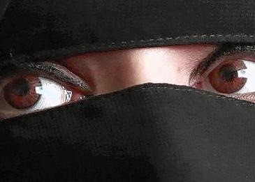 بالفيديو: أم تحن وتستعطف “قاضي” عدم الحكم بجلد ابنها