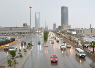 أمطار غزيرة على الرياض مصحوبة بالبرق والرعد