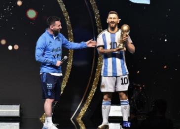 تمثال لميسي في متحف "الكونميبول" بجوار مارادونا وبيليه