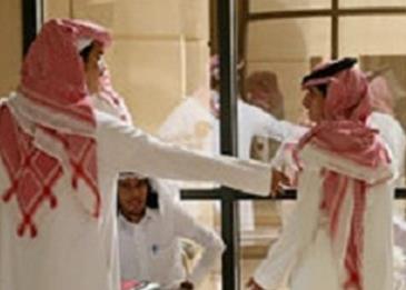في حدث غير مسبوق... خريجون سعوديون يرددون القسم خلف عميدة الكلية