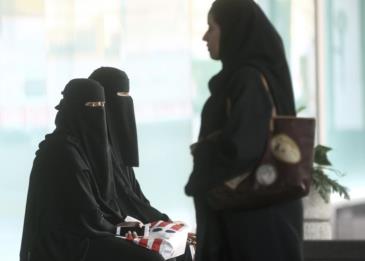 مواطن يضبط رجلا متنكرا في عباءة نسائية في حفر الباطن