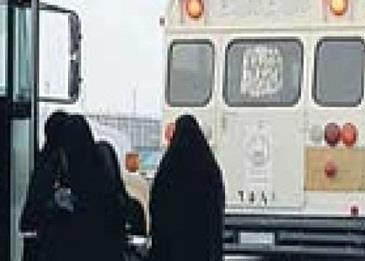 سائق حافلة طالبات يقود بسرعة مرعبة في منعطفات خطرة