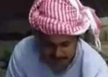سعودي يسلخ حية سامة بأسنانه وحيوان الضبع بجانبه!