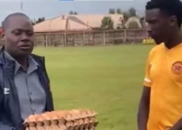 لاعب كرة القدم يتلقى خمسة كراتين بيض لكونه أفضل لاعب في الدوري