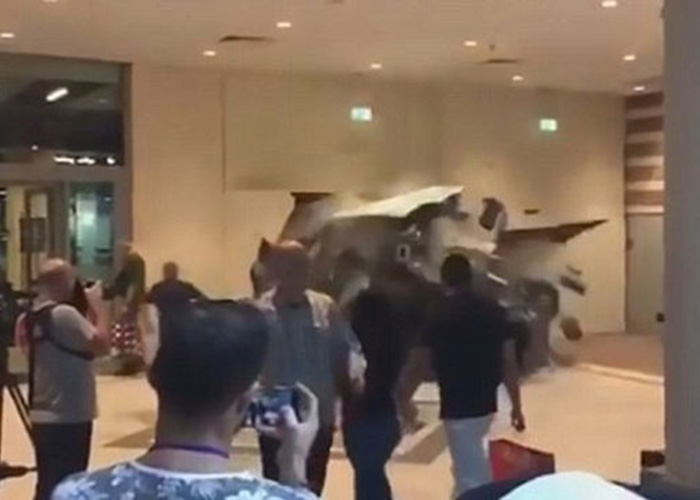 دبابة تخترق مركزًا تجاريًا في دبي... إليكم التفاصيل
