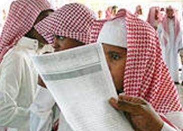 معلم ينتظر مع طلاب المدرسة على الرغم من انتهاء دوامه
