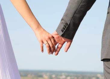 لص يسرق سيارة زوجين ليلة زفافهما ثم يعيدها مع رسالة مؤثرة