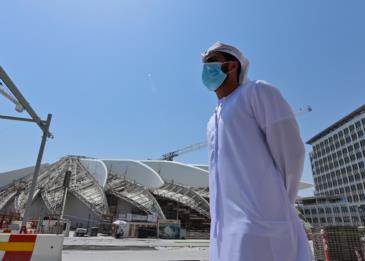 الإمارات تسمح بعدم إلزامية إرتداء الكمامة في عدد من الأماكن كالصالونات والشواطئ