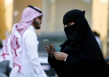 اعتقال موظف تناول الفطور مع زميلته السعودية ... اضغط لمشاهدة الفيديو
