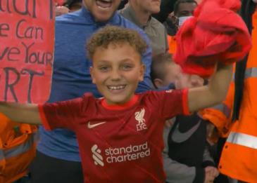 محمد صلاح يحقّق رغبة طفل ويهديه قميصه