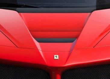 فيراري تكشف عن موديل LaFerrari Aperta وإصدار خاص من موديلين آخرين بدبي
