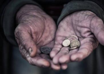 شاهد مسن سعودي يتسول على الرصيف بحثًا عن قيمة علاجه.. والعمل تتفاعل!