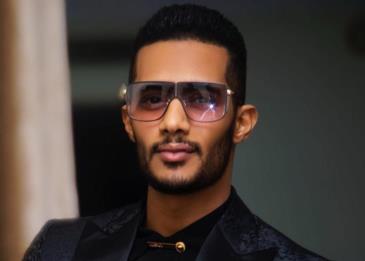 محمد رمضان يخلع الحذاء أثناء تكريمه في الإمارات كي لا تنزلق قدماه