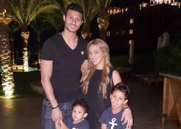 حارس "الأهلي" محمد الشناوي ينفصل عن زوجته بعد ارتباط دام 11 عاماً