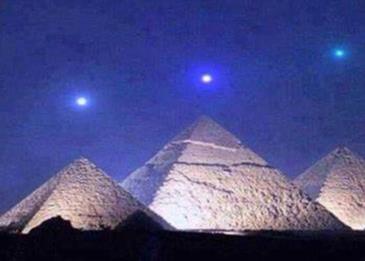صورة الأهرامات والكواكب التي انتشرت عالميًا  مفبركة