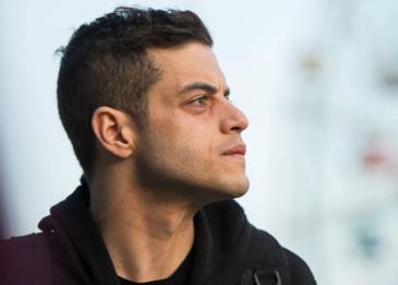 النجم رامي مالك يعترف أنه واجه صعوبات بالتمثيل أمام دانيال كريغ