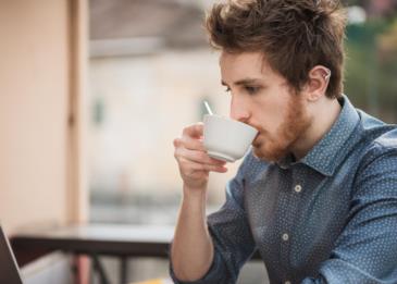 خطورة تناول قدر كبير من الشاي والقهوة أثناء قيادة السيارات