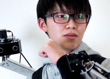 يمكن التحكم بها عن بعد: حقيبة ظهر غريبة تمنح مرتديها ذراعين إضافيين