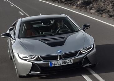 سيارة BMW i8 الهجينة تخفض سقفها في لوس أنجلوس