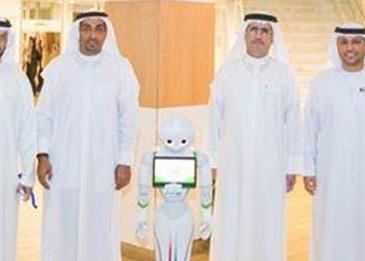 أول عاملين من الروبوت في دبي
