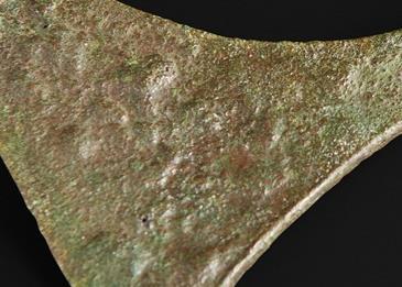 متحف العين الوطني يعير فأسا من العصر الحديدي لمتحف اللوفر أبوظبي