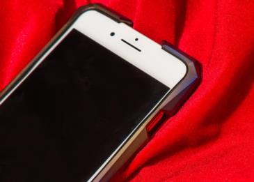 جراب لهاتف أيفون بثمن يتخطى ثمن الهاتف الذي سيحميه