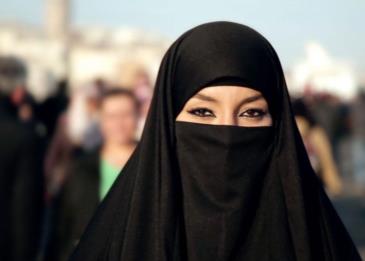 هجوم بين إعلامي وكاتبة ... والسبب التجنيس