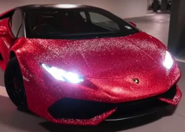 فتاة روسية تغطي سيارتها اللامبورجيني بكريستال سواروفسكي