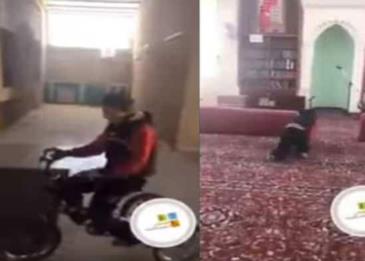 شاب يدخل المسجد زاحفًا لـ”الأذان والصلاة”