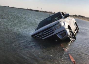 سيارة تسقط في “الهاف مون”.. ومتطوعون يخرجونها قبل أن تغرق