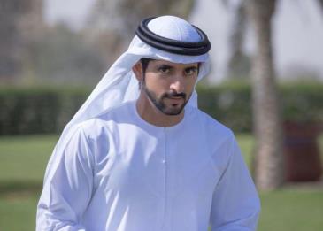 ولي عهد دبي يحلق بمروحية وسط الضباب