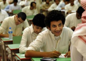 ولي أمر طالب يتهم معلماً بضرب ابنه ما أدى لإصابته.. وتعليم الليث يحقق في الشكوى