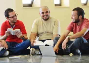 طالب يضرب معلمه داخل الصف!