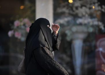 فيديو لمجموعة سعوديات يعملن في مطعم شهير بالرياض