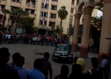 شاهد لحظة قيام برلماني مصري يصفع موظفة أمن بجامعة الفيوم!