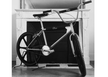 ديور تتباهي بصور دراجتها BMX الجديدة عبر الانترنت