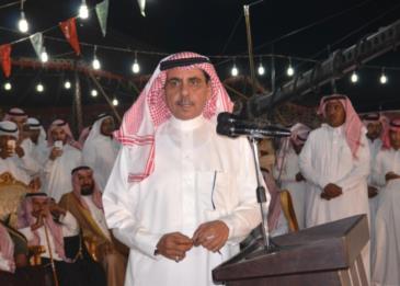 شاعر سعودي مشهور يحيط به حراس شخصيين!